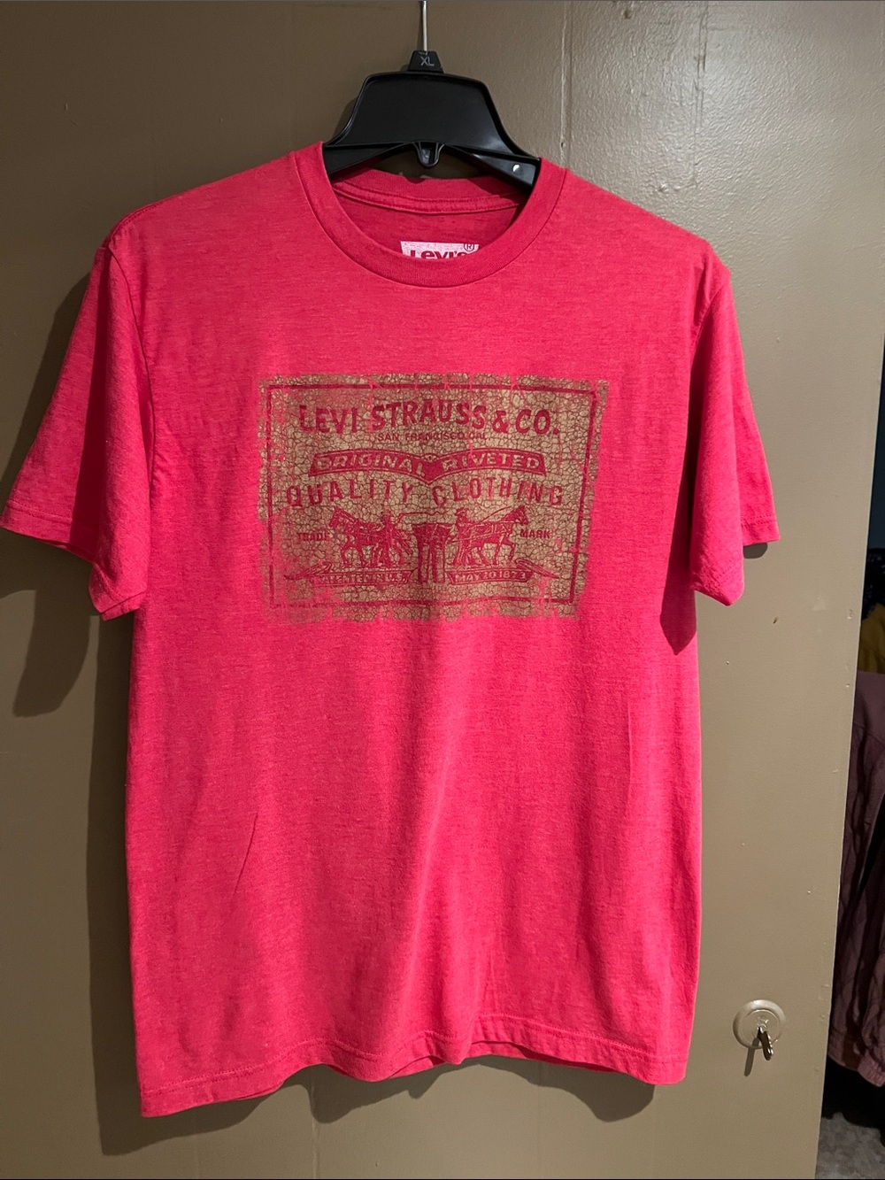 Levi's Men's Bright Red Short Sleeve Tee with Gold Logo Print Sz M